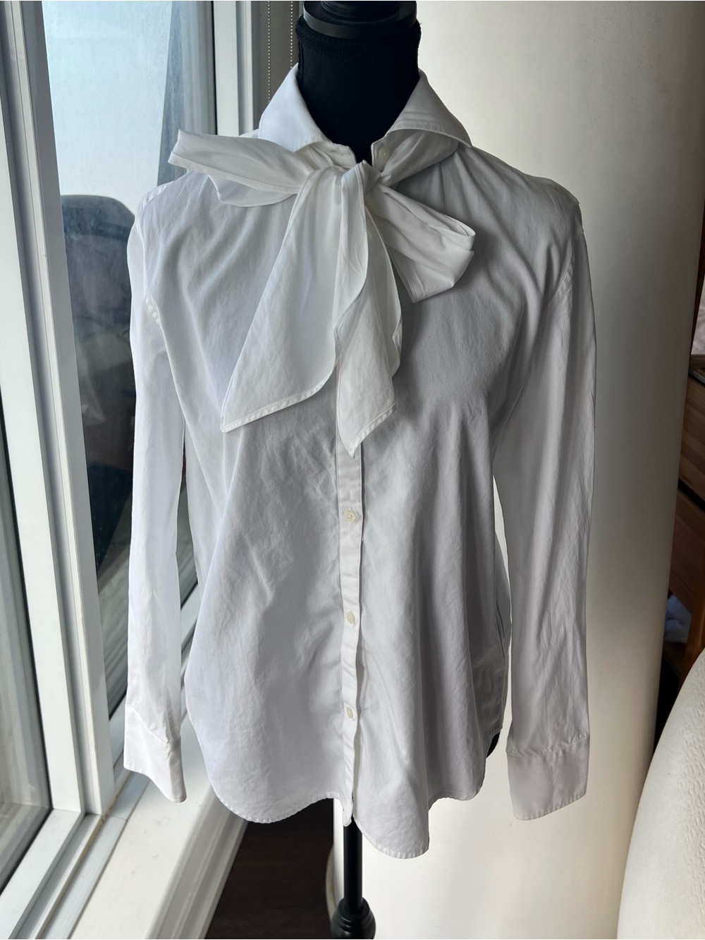 Like New! White Lauren by Ralph Lauren shirt with removable tie- Size M